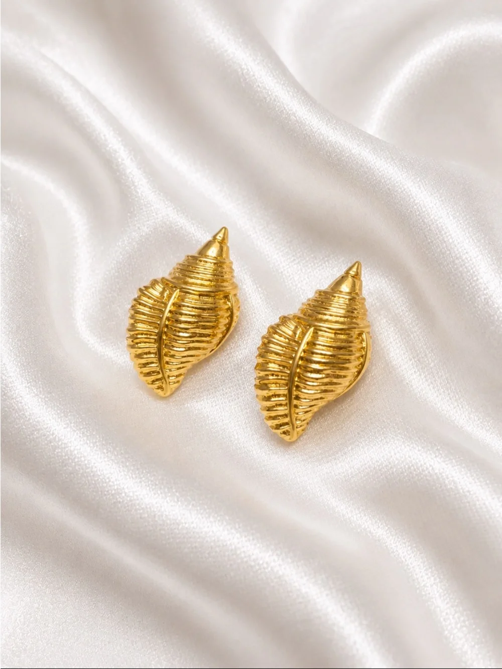 Gold Shell Motif Clip-on Earrings